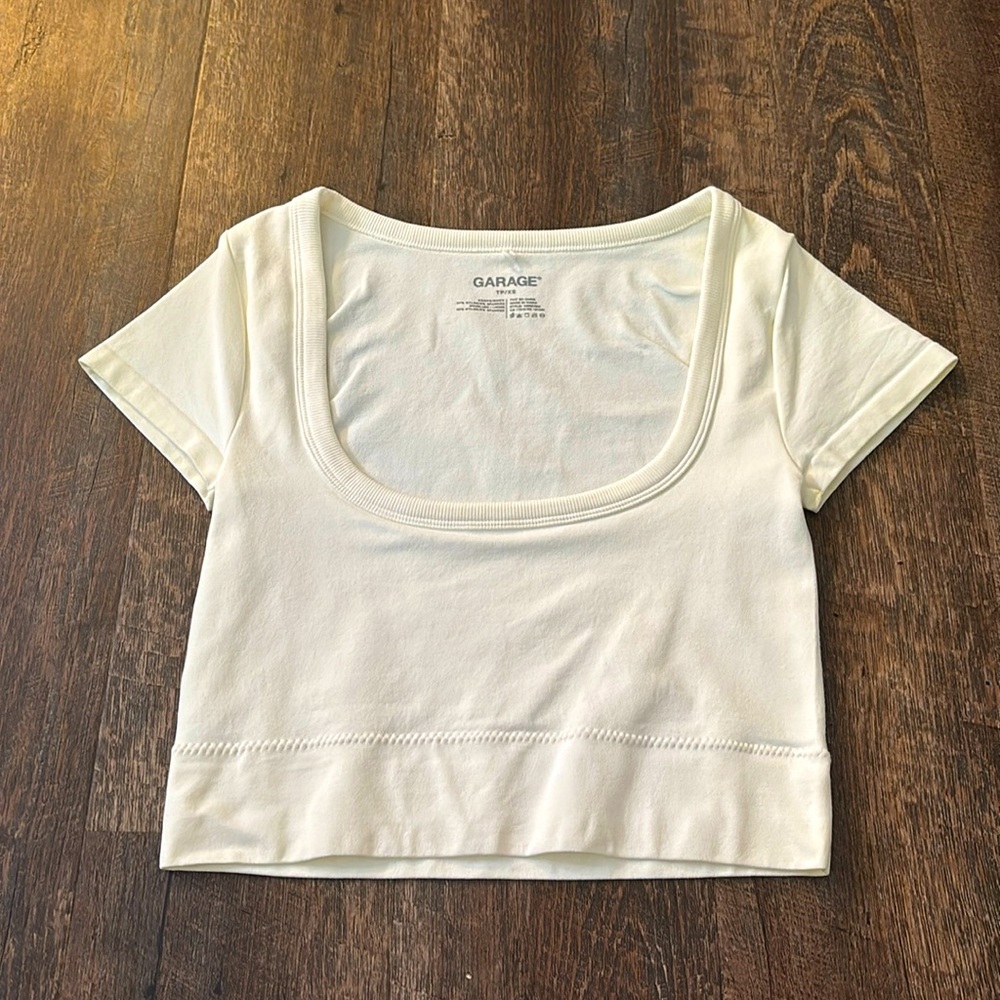 WHITE GARAGE TOP